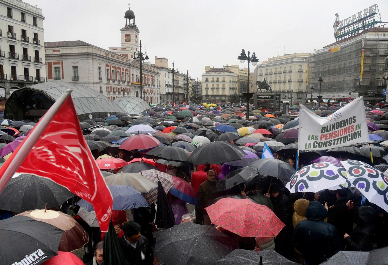 El mal tiempo se ha erigido como protagonistas durante las protestas de los pensionistas para reclamar al Gobierno Central una mayor subida de las pensiones