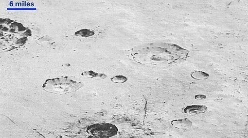 Cráteres sobre la superficie de una planicie helada