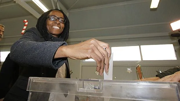 Rita Bosaho, votando ayer en las generales