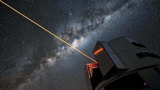 Resultado de imagen de Steven Hawking idea lanzar sondas microscópicas interestelares?