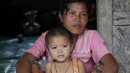 Una madre y su hija de la etnia budista rakhine descansan en un campo de refugiados de la ciudad de Yay Soe Chaung, en el estado Rakhine, en Birmania
