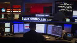 Un científico vigila la transmisión de datos desde la sala de control de operaciones de la misión Juno de la NASA