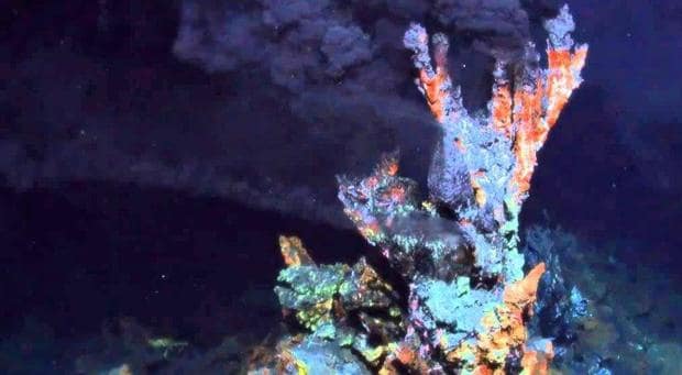 Alrededor de una chimenea hidrotermal como esta pudo haber surgido LUCA, el 