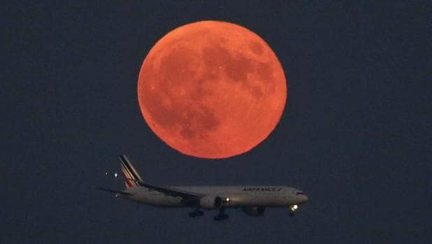 La luna cerca del aeropuerto de Tokio, en septiembre de 2015