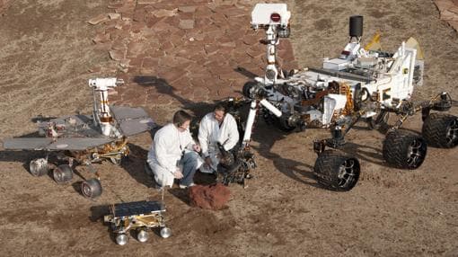 Réplicas en tamaño real de los principales rovers de la NASA. Con el paso de los años aumentó su tamaño y potencia. A la izquierda el Opportunity, debajo el Sojurner de la Pathinder, y a la derecha el Curiosity