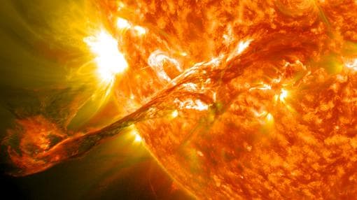 Una llamarada saliendo de la corona solar, el 31 de agosto de 2012