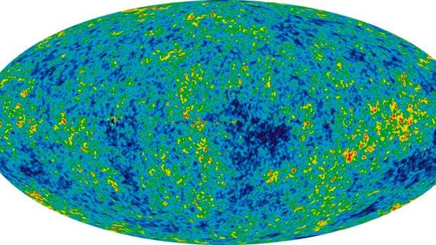 Imagen de la radiación de fondo de microondas, un eco lejano del Big Bang. Los grumos son variaciones de temperatura que están detrás de la concentración de materia en unas zonas y el posterior nacimiento de galaxias