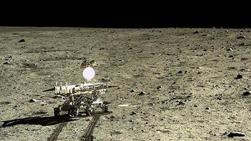 El rover lunar chino, Yutu, fotografiado por su módulo de aterrizaje Chang'e-3, en el Mare Imbrium