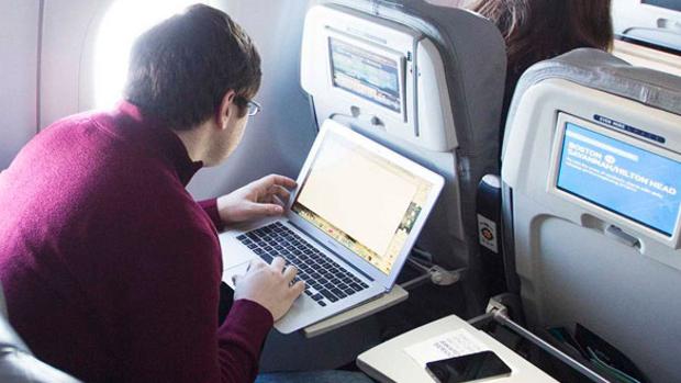 Estados Unidos prohíbe llevar en cabina portátiles y tabletas en vuelos desde ocho países