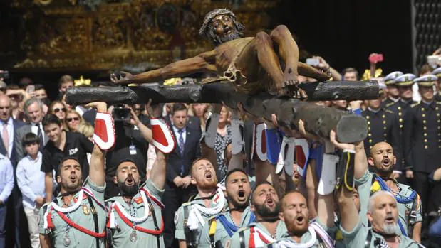 El traslado del Cristo de la Buena Muerte atrae a miles de personas en Málaga 