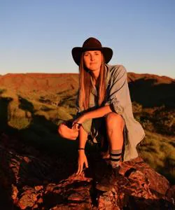 La investigadora Tara Djokic en el cratón de Pilbara