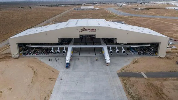 El Stratolaunch sale del hangar en Mojave, California