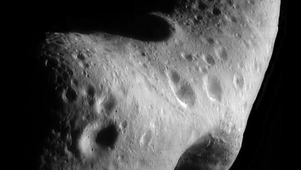 Asteroide (433) Eros, de 33 kilómetros de longitud, y que forma parte de los asteroides próximos a la Tierra