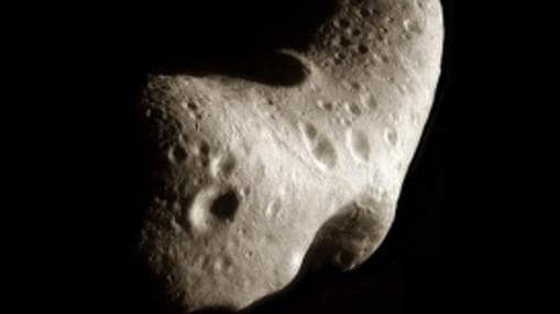 Imagen del asteroide Eros, de 23 kilómetros, captada por la misión NEAR