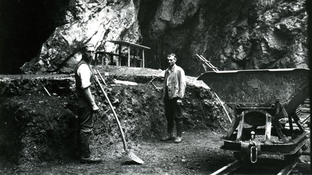 Excavaciones cerca de la entrada de la cueva Hohlenstein-Stadel, en el suroeste de Alemania, donde en 1937 se descubrió un fémur neandertal de 124.000 años de antigüedad