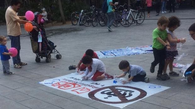 Un grupo del entorno de la CUP organizó en el barrio de Fort Pienc un acto con niños para defender el referéndum