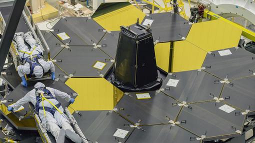 Retirada de la cobertura de los espejos del telescopio espacial James Webb
