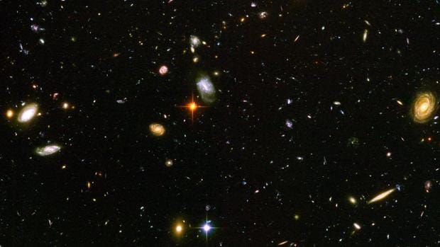 Lo más lejano: parte de una pequeña franja observada por el Campo Ultraprofundo del Hubble. Ahí se acumulan 10.000 galaxias