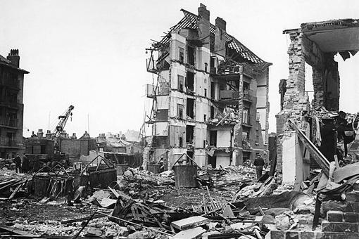 Estragos causados por un misil V-2 en el barrio de Whitechapel, Londres, el 27 de marzo de 1945. El cohete mató a 134 personas