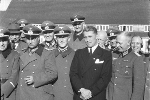 Wernher Von Braun, rodeado de los líderes nazis de los que dependieron los trabajos en la base secreta de Peenemünde
