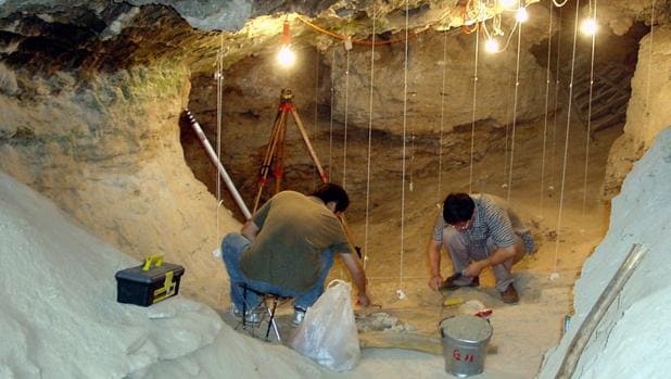 Científicos trabajan en las excavaciones de la cueva de Tianyuan