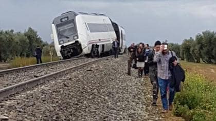 Tres heridos graves al descarrilar un tren que iba desde Málaga a Sevilla