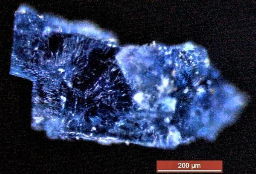 Fotografía ampliada de un pequeño cristal rico en moléculas orgánicas. Se encontró en un meteorito caído en Marruecos en 1998