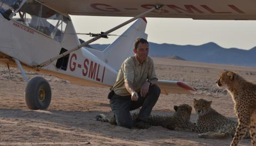 El profesor Alan Wilson en Namibia con guepardos y el avión de investigación durante el rodaje del programa de la BBC One «Big Cats»