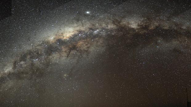 Imagen del centro de la Vía Láctea, donde reside un agujero negro supermasivo y se acumulan estrellas, polvo y gas