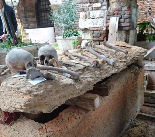 Unas obras en la iglesia de San Fermo di Maggiore, en Verona (Italia), revelaron un sarcófago en 2016. Podría ser la tumba de Arnaldo de Torroja, gran maestre templario. La confirmación depende de análisis de ADN de Guillermo de Torroja, hermano de Arnaldo enterrado en Tarragona.
