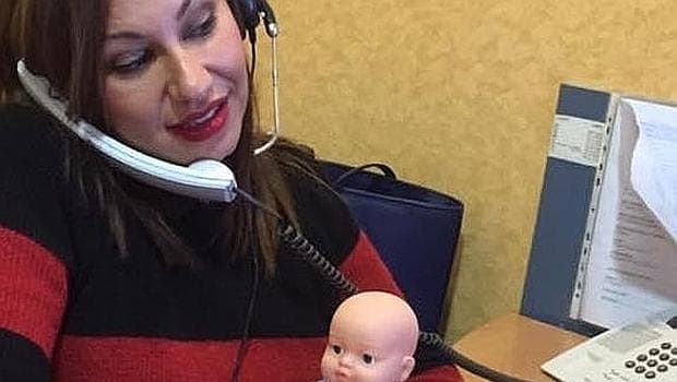 Laura Robles en su puesto sujetando un muñeco
