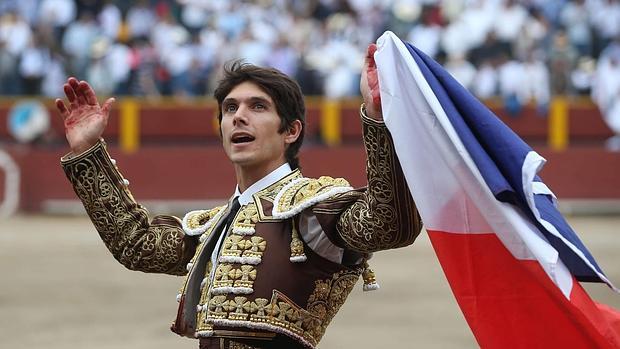 Sebastián Castella da la vuelta al ruedo con la bandera de Francia