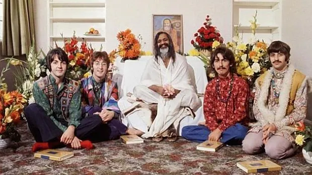 Los Beatles, durante su viaje a la India