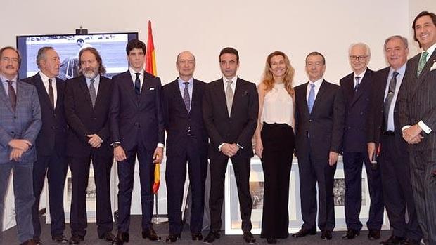 Enrique Ponce, con los premiados y miembros del jurado del premio taurino del Club Allard de Madrid