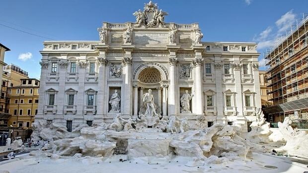 La Fontana di Trevi luce así de espléndida tras su restauración, financiada con 2,2 millones de euros por Fendi