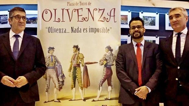 Patxi López posa junto al cartel taurino de Olivenza