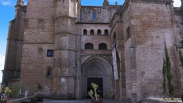 Puerta Norte o del Evangelio de la catedral de Coria