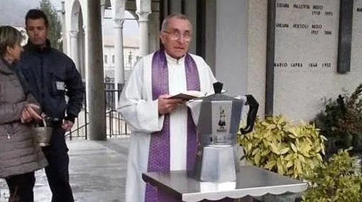 La cafetera, bendecida por el párroco durante el funeral