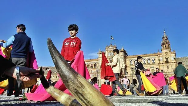 Toreo de salón en la Plaza de España de Sevilla