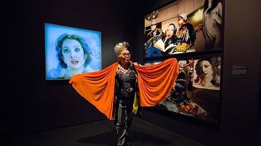 La artista francesa Orlan ante una serie de fotografías suyas sobre Botticelli