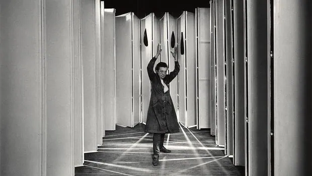 La artista Louise Bourgeois, dentro de su obra «Guarida articulada» (1986) - PETER BELLAMY / COLECCIÓN MOMA