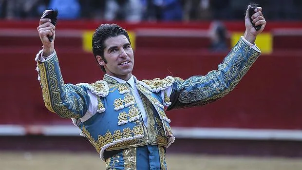 Cayetano Rivera Ordóñez cortó dos orejas con su terno «azul Soraya»