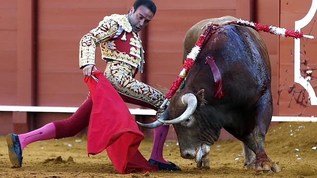Enrique Ponce se dobla con el primer toro, al que cuajó una torera y templada faena
