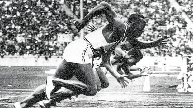 La salida de la final de los cien metros lisos que le daría a Jesse Owens la primera de sus cuatro medallas