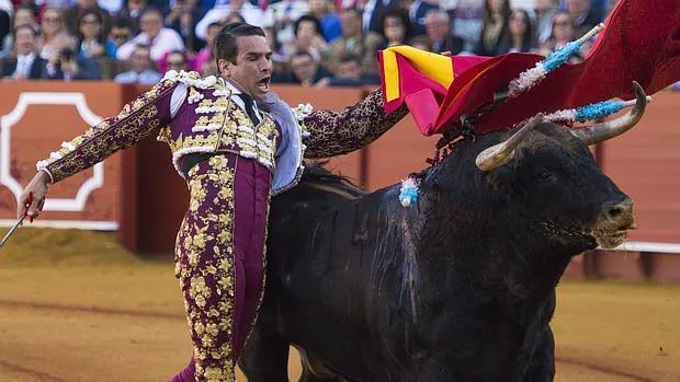 José María Manzanares, en un pase de pecho a su primer toro