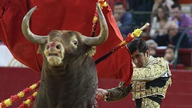 Joselito Adme, por alto con el imponente toro