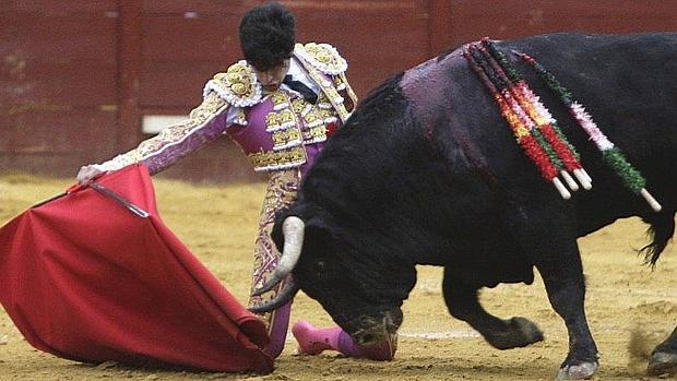 López Simón torea de rodillas al toro al que perdonó la vida