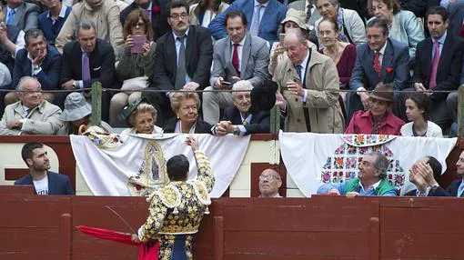 Manzanares brinda a Don Juan Carlos, acompañado por la Infanta Elena y Victoria Federica