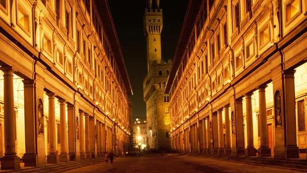 La Galería de los Uffizi con el Palacio Vecchio al fondo - ABC