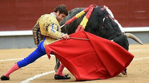 Fernando Robleño se dobla con el toro